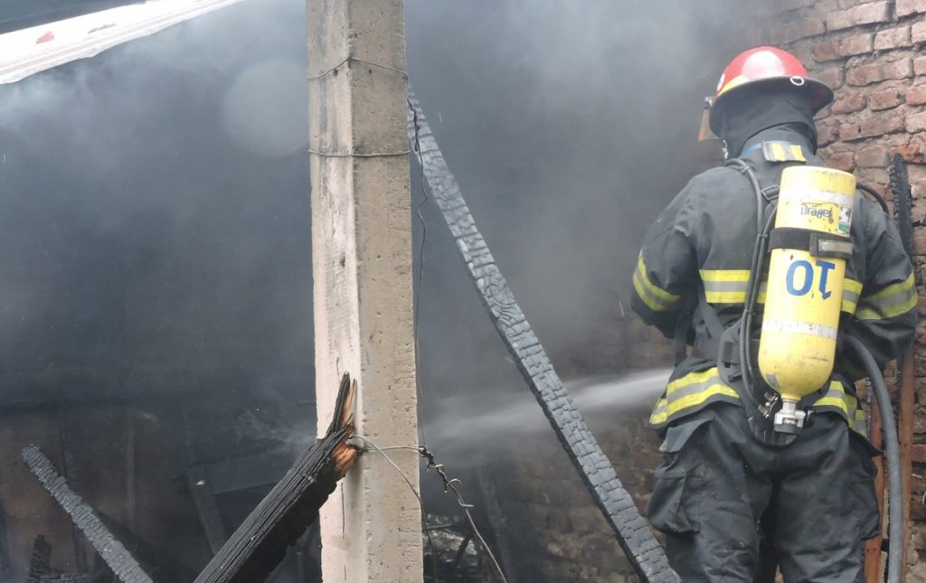 Se incendió un galpón en el patio de una vivienda en Malvinas Argentinas al 200