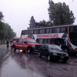 Un colectivo tuvo un desperfecto y quedó cruzado en la ruta