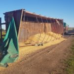 Un camión volcó su acoplado en la ruta