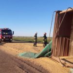 Un camión volcó su acoplado en la ruta 2