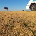 Un camión volcó su acoplado en la ruta 3