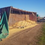 Un camión volcó su acoplado en la ruta 4