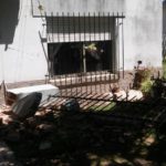 Un auto fuera de control destruyó el frente de una vivienda 5