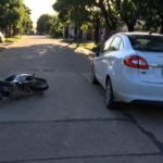 Chocaron un auto y una moto en la esquina de Dorrego y Bruselas