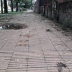Circular con precaución en veredas por desmoronamiento de pozos ciegos