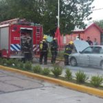 Principio de incendio de un auto en Av Libertad y Bv Eva Perón