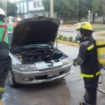 Principio de incendio de un auto en Av Libertad y Bv Eva Perón 2