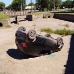 Volcó un auto en el reservorio pluvial de calle Río Negro