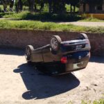 Volcó un auto en el reservorio pluvial de calle Río Negro 3